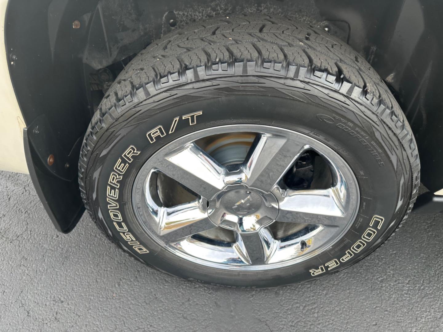 2011 White /BLACK Chevrolet Avalanche (3GNTKGE31BG) with an 8 engine, automatic transmission, located at 8464 Route 219, Brockway, PA, 15824, (814) 265-1330, 41.226871, -78.780518 - WOW...just traded in 2011 Chev Avalanche LTZ with leather, power/heated/cool seats, sunroof, DVD, hitch, and ONLY 64000 miles. Serviced and ready to go. Hard to find and we have the right one. - Photo#14